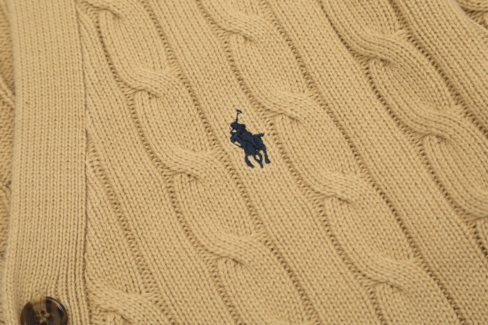 P270 Top quality" Style number: DS013# [Ralph Lauren V-neck solid color pony embroidered logo twist knitted cardigan] ✅Ralph Lauren classic basic versatile all-season couple knitted cardigan jacket ✅Main supplier platform live broadcast Wholesale entities will be replenished if out of stock, will not be removed from the shelves ✅ZP quality 1:1 version Scan the code to enter the GF website Counter quality ✅Detailed quality The only one in Guangzhou Imported quality cotton yarn, focusing on high-end Needless to say, cost-effective and good quality. ✅The version is restored to the original size. The maximum size can be worn up to 200 pounds. Loose, comfortable and stress-free. ✅The upper body is simple and easy to match. A must-have for ootd. Good-looking clothes are never picky. A must-have for men and women with the same style. Recommended for couples. Size: S-XL. Color: black, navy, off-white, gray, light blue, khaki.